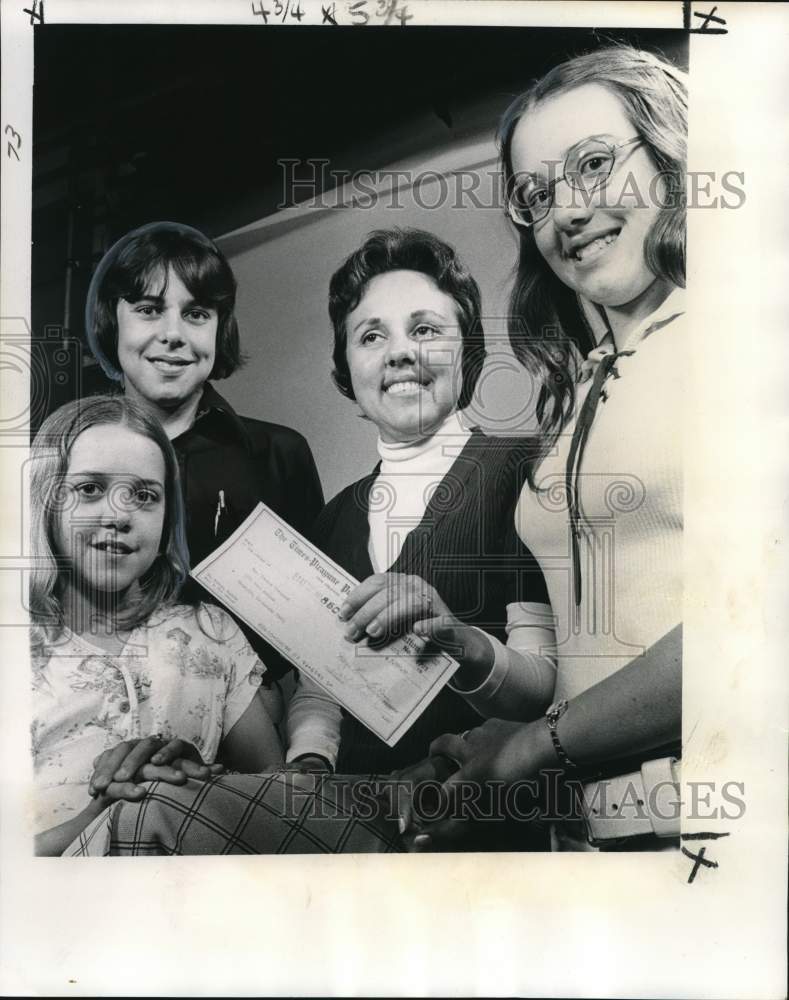 1974 Press Photo Mrs. Yvonne Townsend, Moneywords winner, with her children- Historic Images