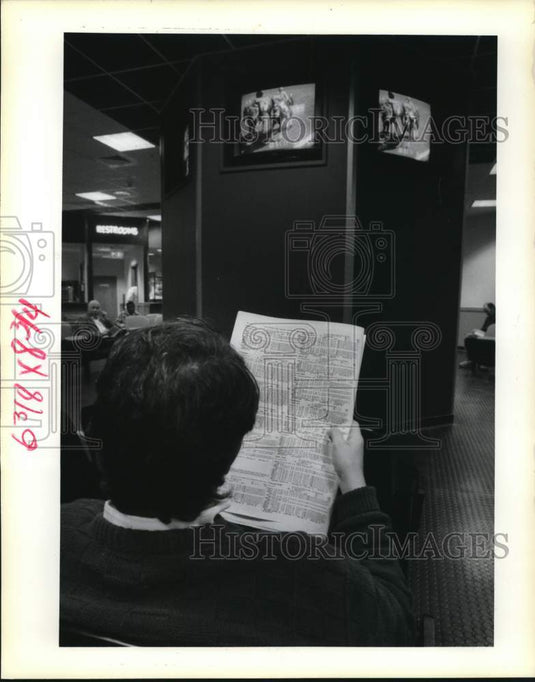 1989 Press Photo A fan prior to Louisiana Downs races at Fairgrounds facility- Historic Images