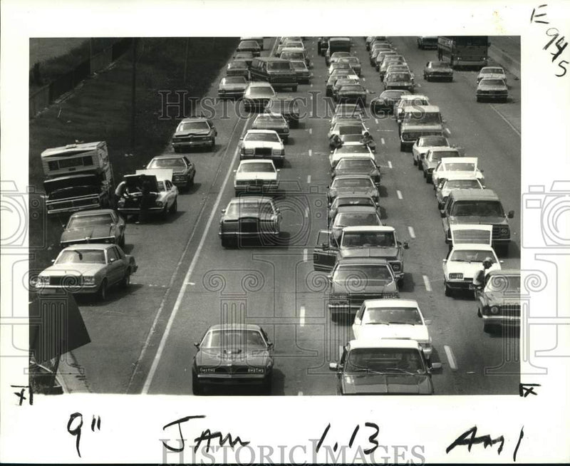 Load image into Gallery viewer, 1981 Press Photo Traffic congestion near the South Broad Street overpass
