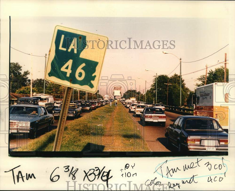 Load image into Gallery viewer, 1988 Press Photo Traffic snarls up on St. Claude Industrial Canal crossing

