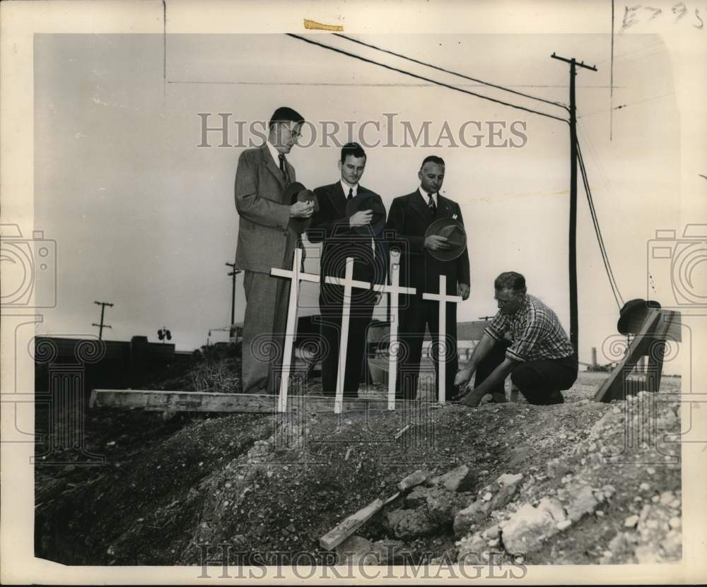 1948 Press Photo Officers mark the accident prone area in New Orleans