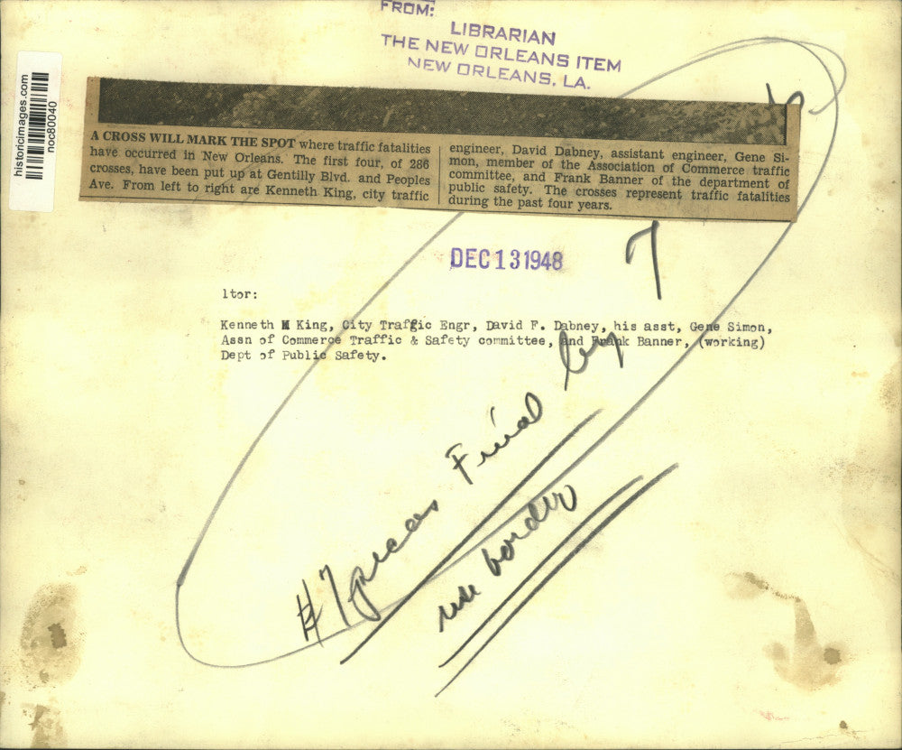 1948 Press Photo Officers mark the accident prone area in New Orleans