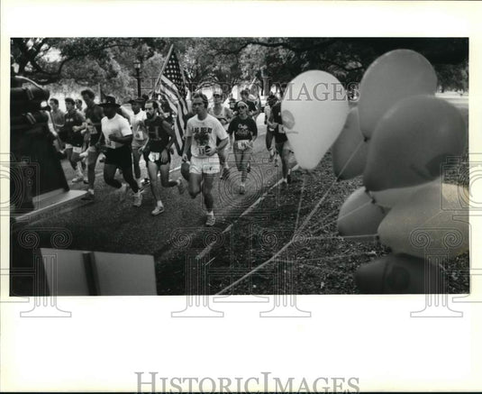 1988 Press Photo Runners during United Way's Pacesetter relay at City Park- Historic Images