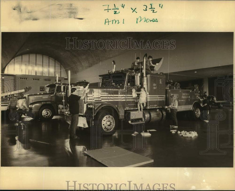 Load image into Gallery viewer, 1989 Press Photo Fright liner wrecker for Towing and Recovery Assn Convention
