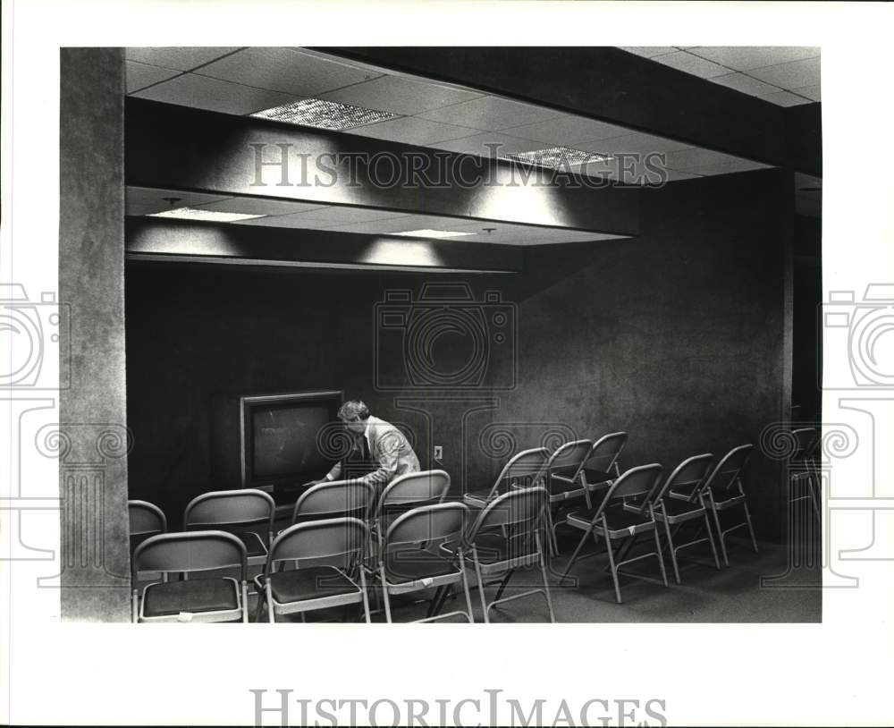 1988 Press Photo Jerry Winn getting ready to watch race at the Fair Grounds- Historic Images