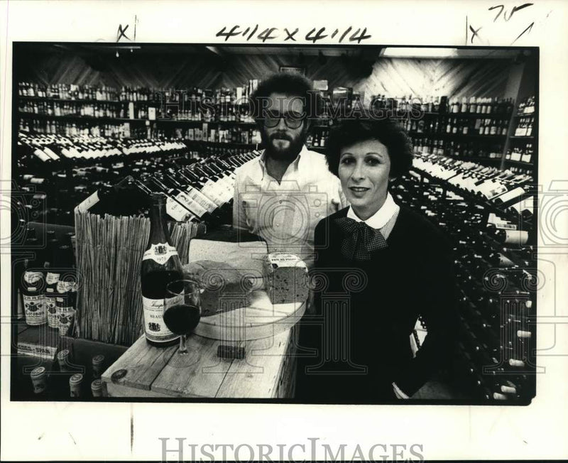 Load image into Gallery viewer, 1980 Press Photo Gary Tornberg and Loyce Weitz sample wine auction offerings
