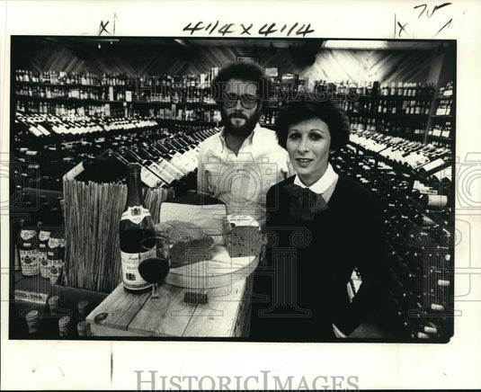 1980 Press Photo Gary Tornberg and Loyce Weitz sample wine auction offerings