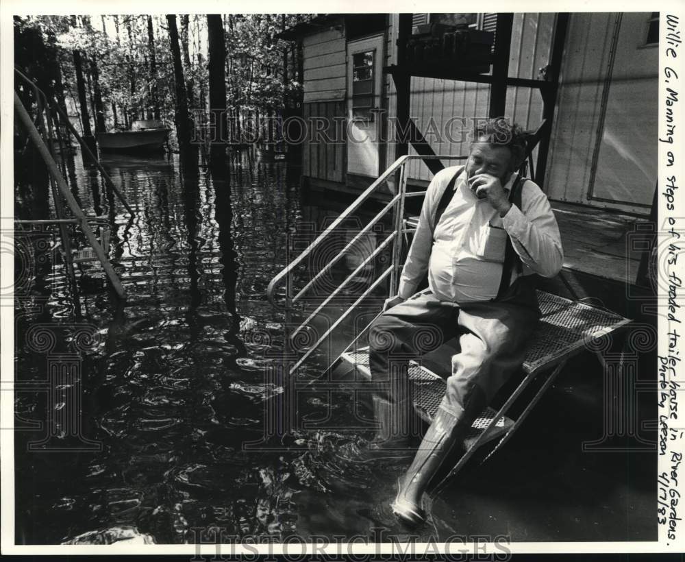 1983 Press Photo Floods - River Gardens resident on steps of his trailer home- Historic Images