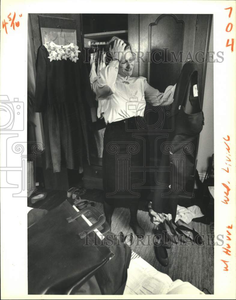 1988 Press Photo Illustration of figuring out what to wear while in a hurry