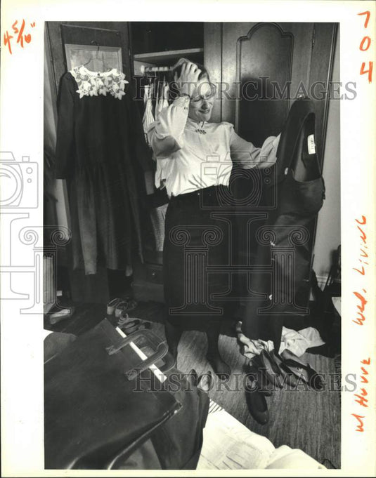 1988 Press Photo Illustration of figuring out what to wear while in a hurry