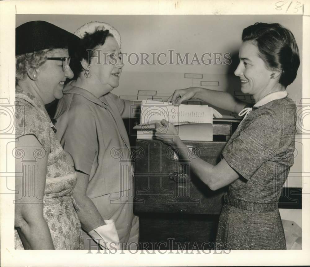 1956 Press Photo Mmes. James Conner, Oswald Laforte, Walter Trautman Jr. confer- Historic Images