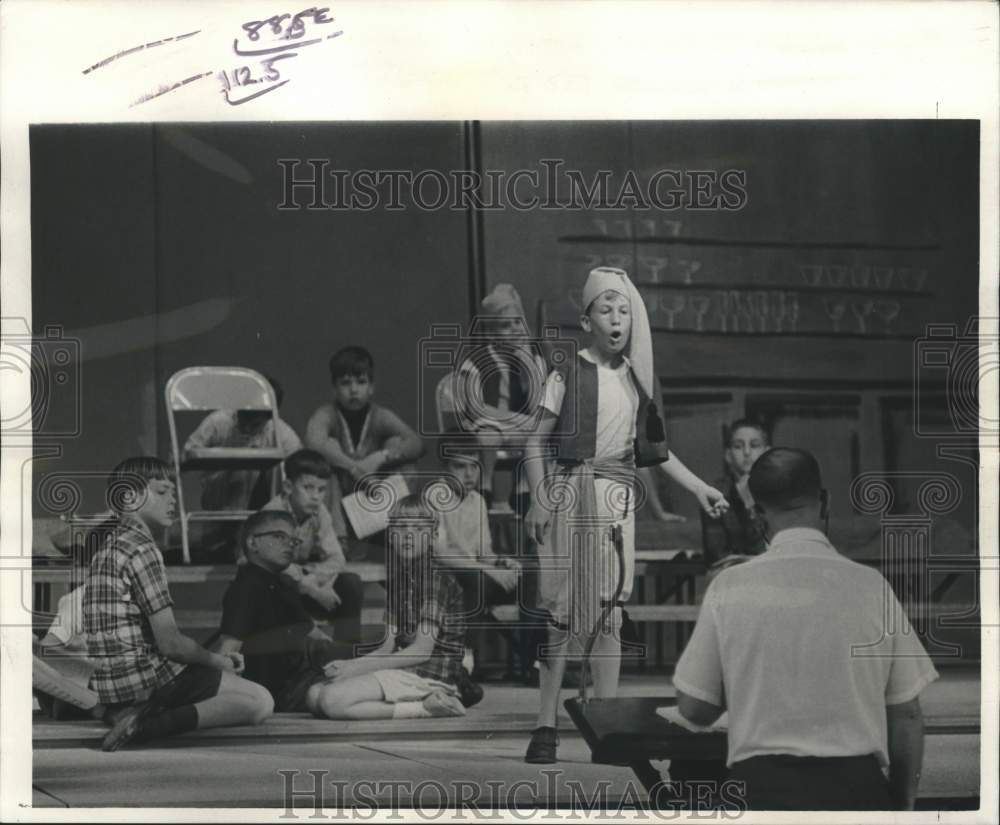 1967 Press Photo Gondolier Billy Conway sings his piece to director Edgar Moore- Historic Images