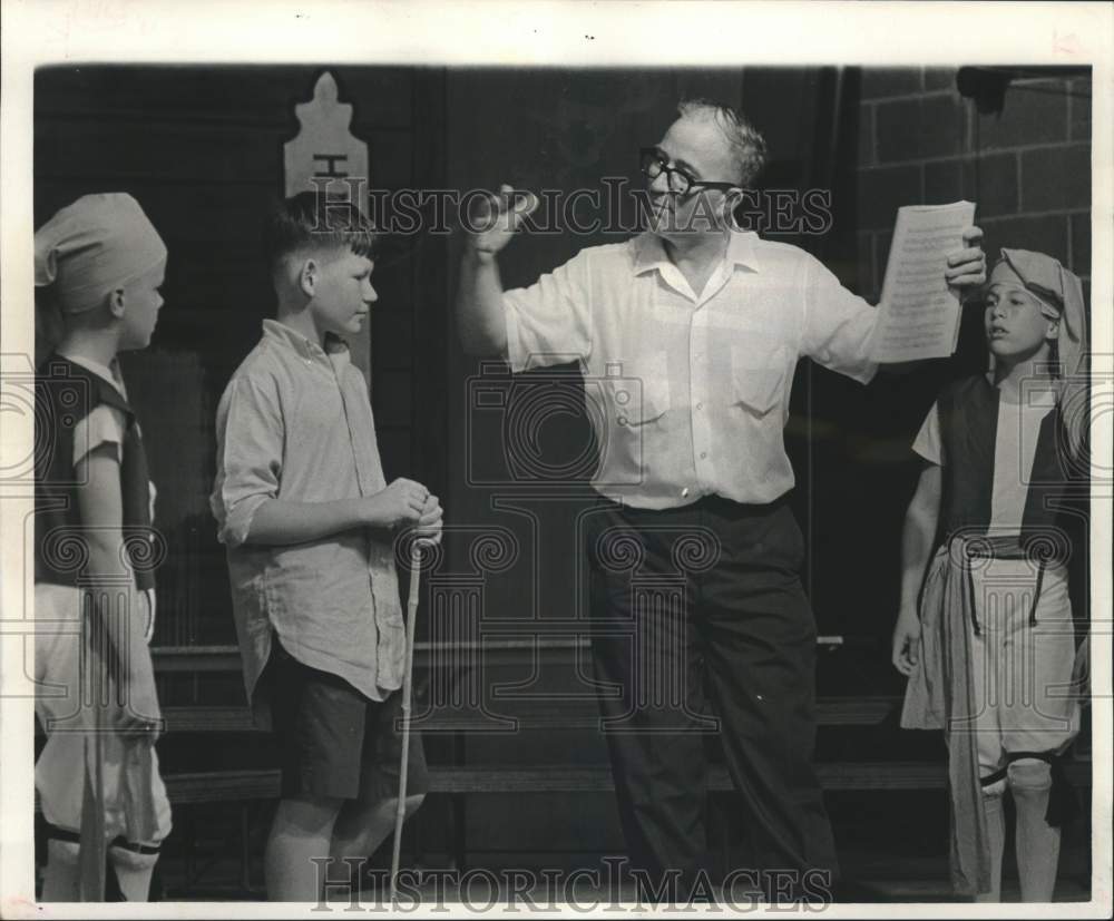 1967 Press Photo Director explains to Craig Bushong, John Coats &amp; Billy Conway- Historic Images