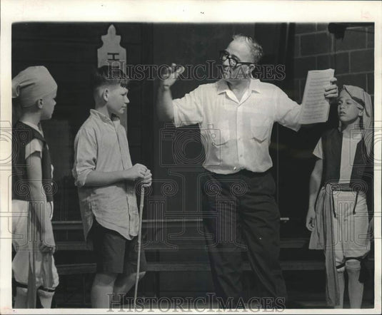 1967 Press Photo Director explains to Craig Bushong, John Coats & Billy Conway- Historic Images