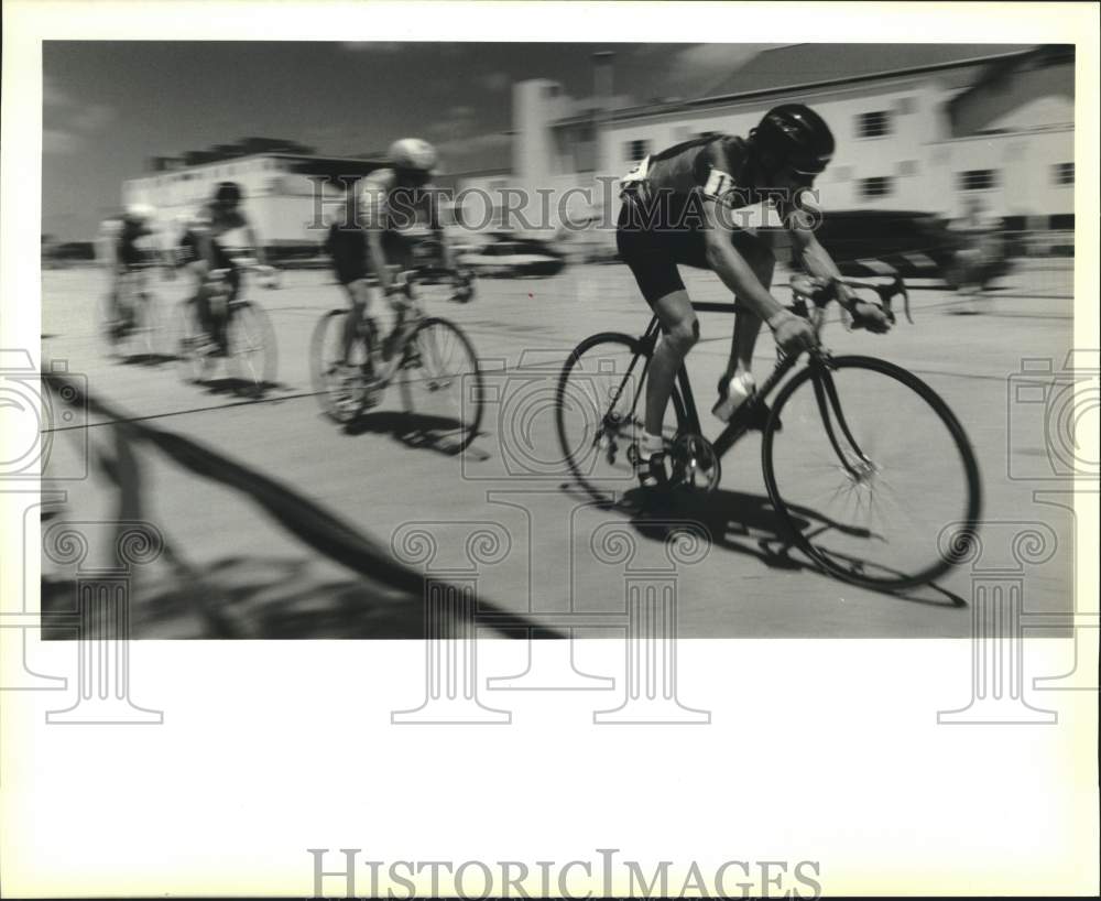 1989 Press Photo Cyclists whiz during Senior category 4 at Tour de La Louisiane- Historic Images