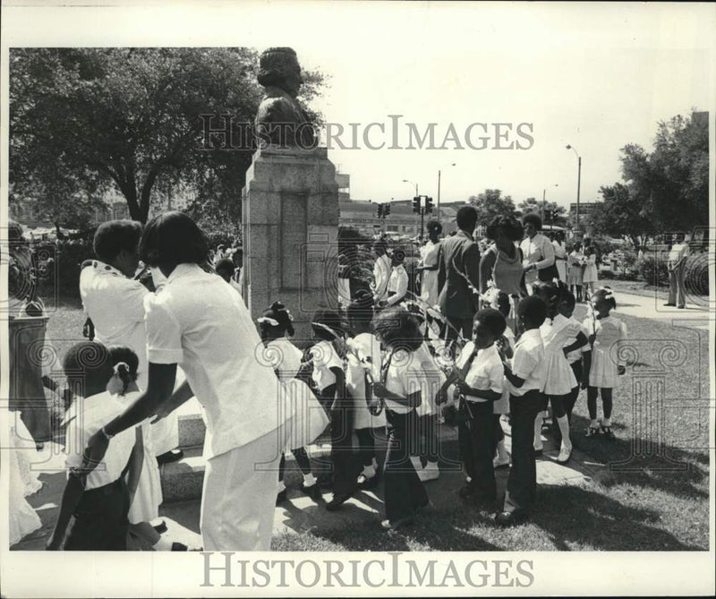 Load image into Gallery viewer, 1978 Press Photo McDonogh Day celebrated by both adults and children - noc83555

