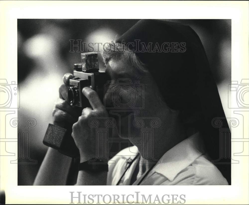 Press Photo New Orleans-Nun uses camera to take a picture of Pope John Paul II