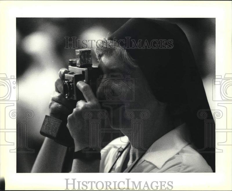 Load image into Gallery viewer, Press Photo New Orleans-Nun uses camera to take a picture of Pope John Paul II
