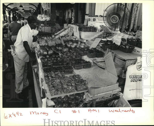 1989 Press Photo Clarence Jackson of F&M Produce arranges onions, French Quarter- Historic Images
