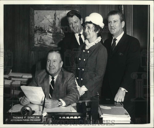 1969 Press Photo Thomas Donelon & Jim Ward confer with leaders of pioneer study- Historic Images
