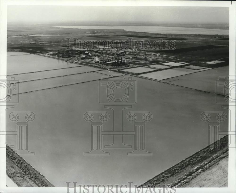 1971 Press Photo Water lagoons and basins of Union Carbide plant in Seadrift- Historic Images