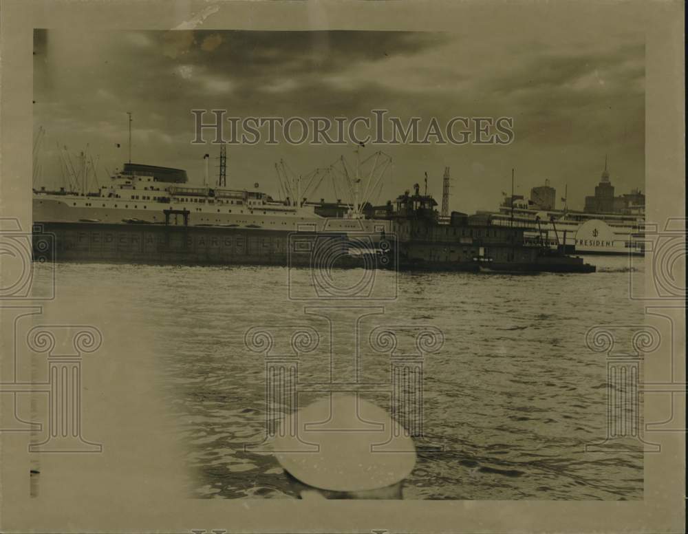 1949 Press Photo The Truman river boat starts 'Phantom Race' in blast of cheers