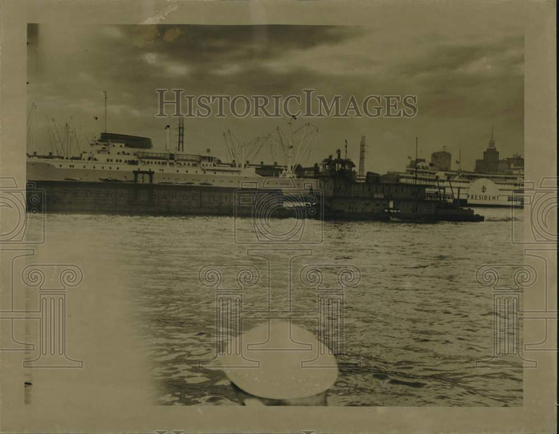 Load image into Gallery viewer, 1949 Press Photo The Truman river boat starts 'Phantom Race' in blast of cheers
