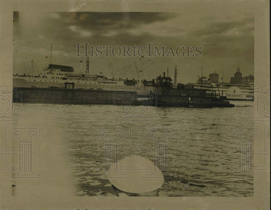 1949 Press Photo The Truman river boat starts 'Phantom Race' in blast of cheers