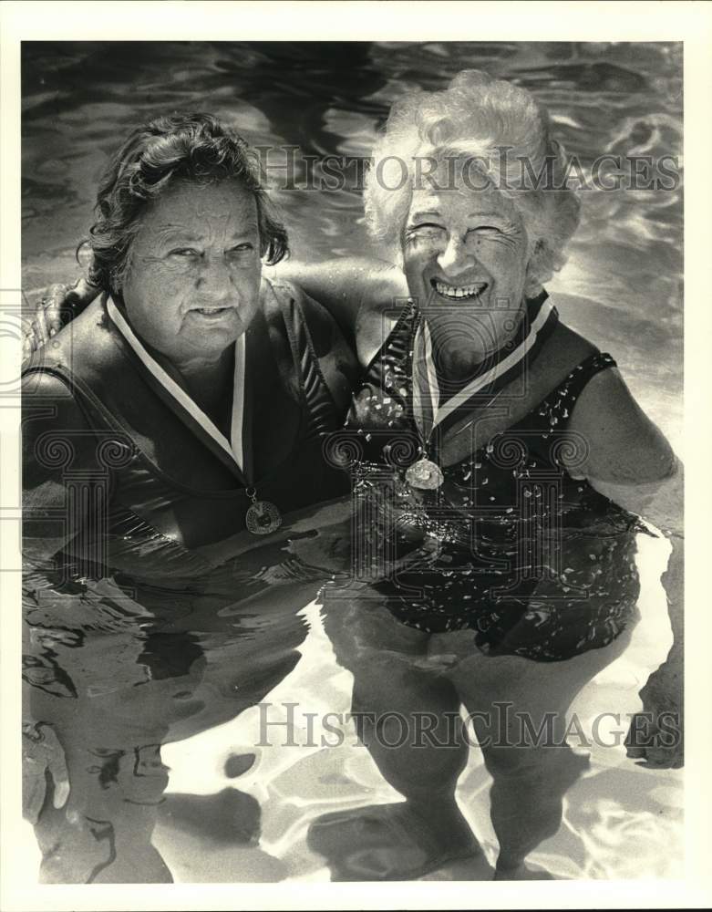 1986 Press Photo Swimmers Elsie Guillot and Phillippina Puccio with their medals- Historic Images