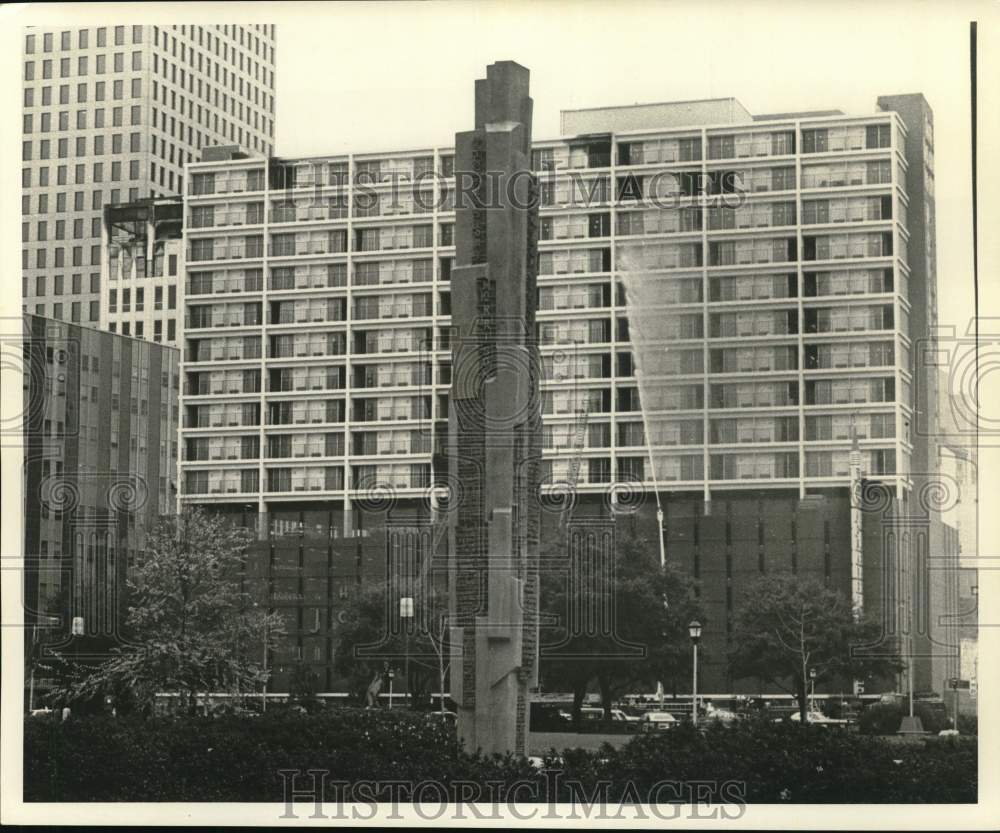 1973 Press Photo Firetruck blasts water to a building during shoot out at Loyola- Historic Images