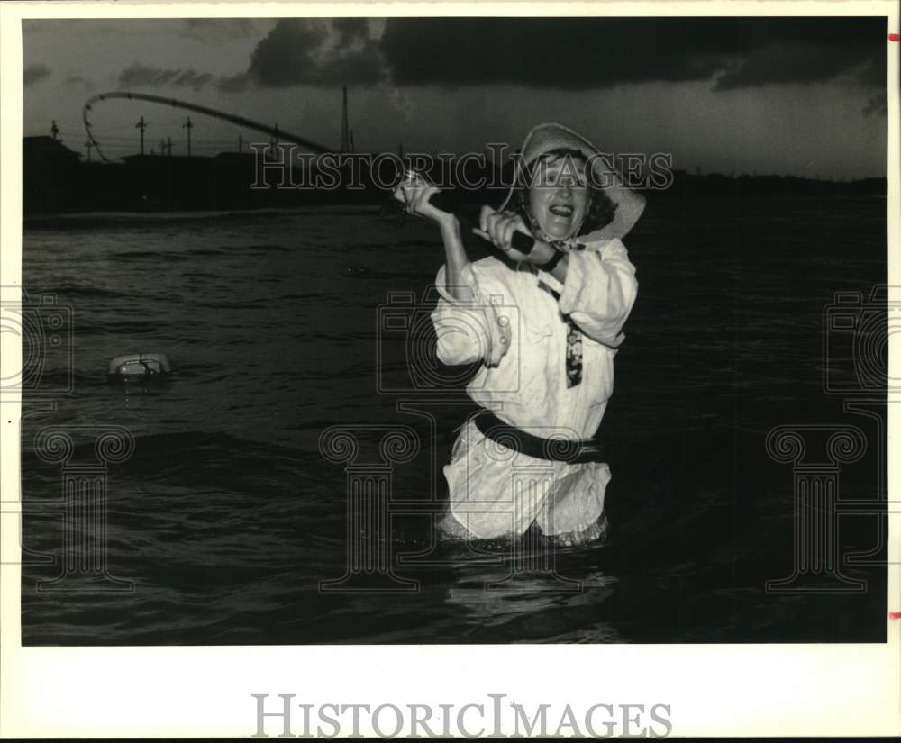 1990 Press Photo Woman having fun surf fishing - noc85932- Historic Images