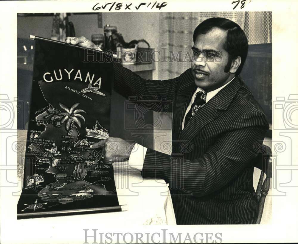 1979 Press Photo The Reverend Moti Sudeen shows a map of Guyana- Historic Images