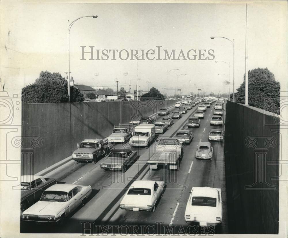 1970 Press Photo Traffic build up caused by Harvey Canal drawbridge closing