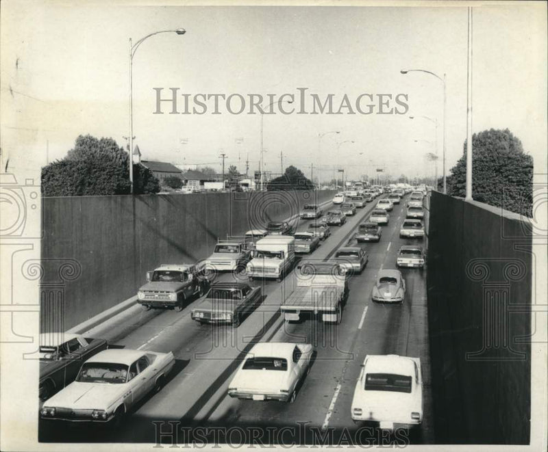 Load image into Gallery viewer, 1970 Press Photo Traffic build up caused by Harvey Canal drawbridge closing
