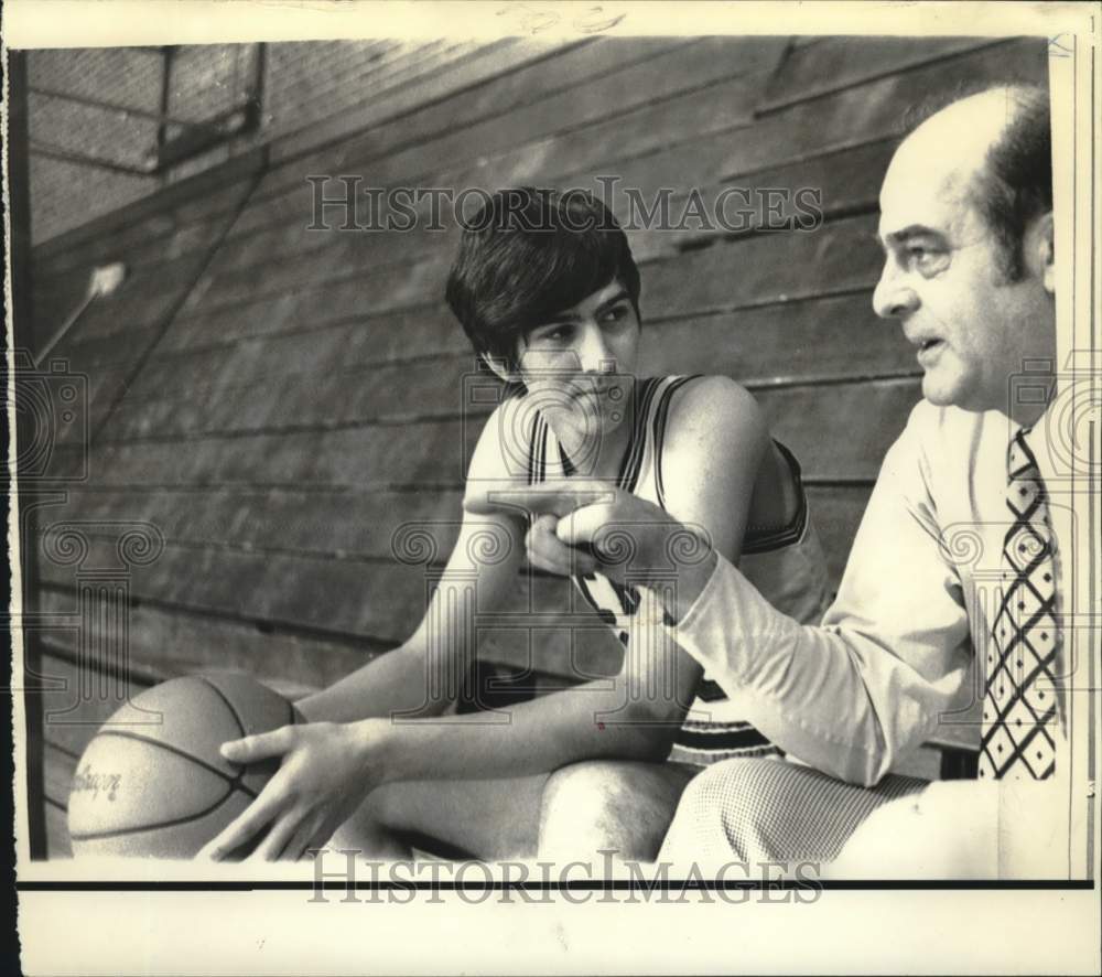 1973 Press Photo Basketball Bob Stephenson talks with Dean Sylvester- Historic Images