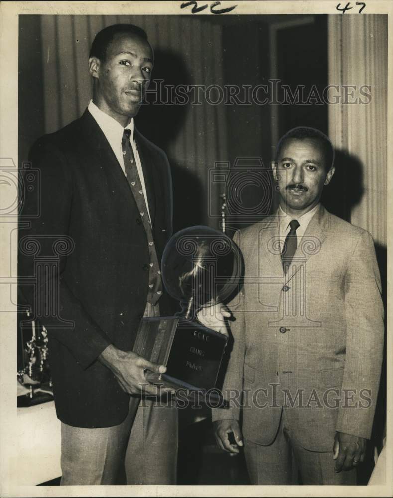 1969 Press Photo Johnny Traylor, Dillard basketball player with John Brown- Historic Images