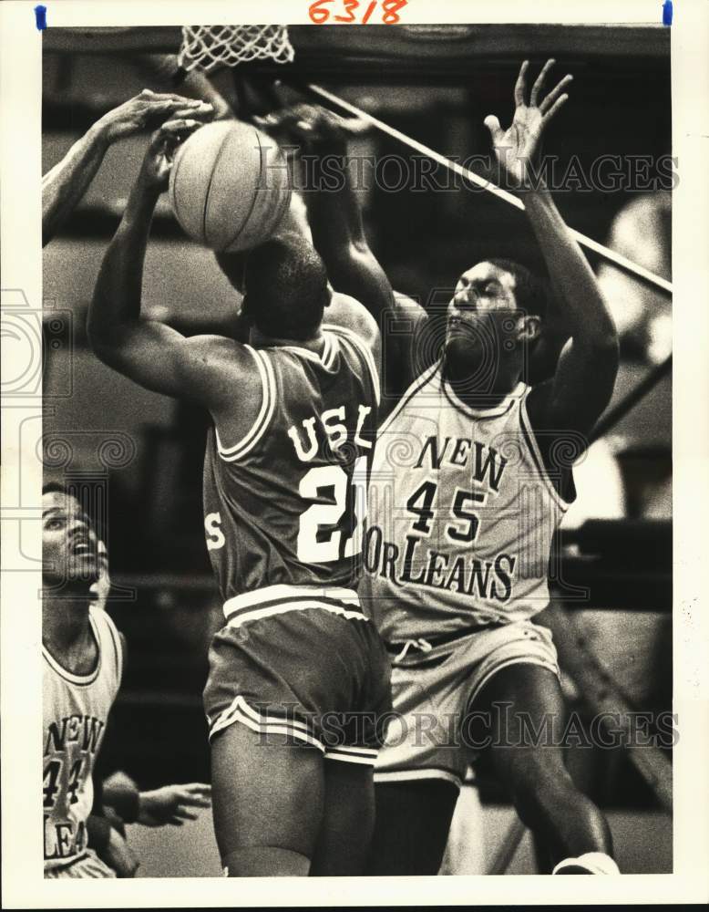 1987 Press Photo Basketball players during UNO-USL game at Lakefront Arean- Historic Images