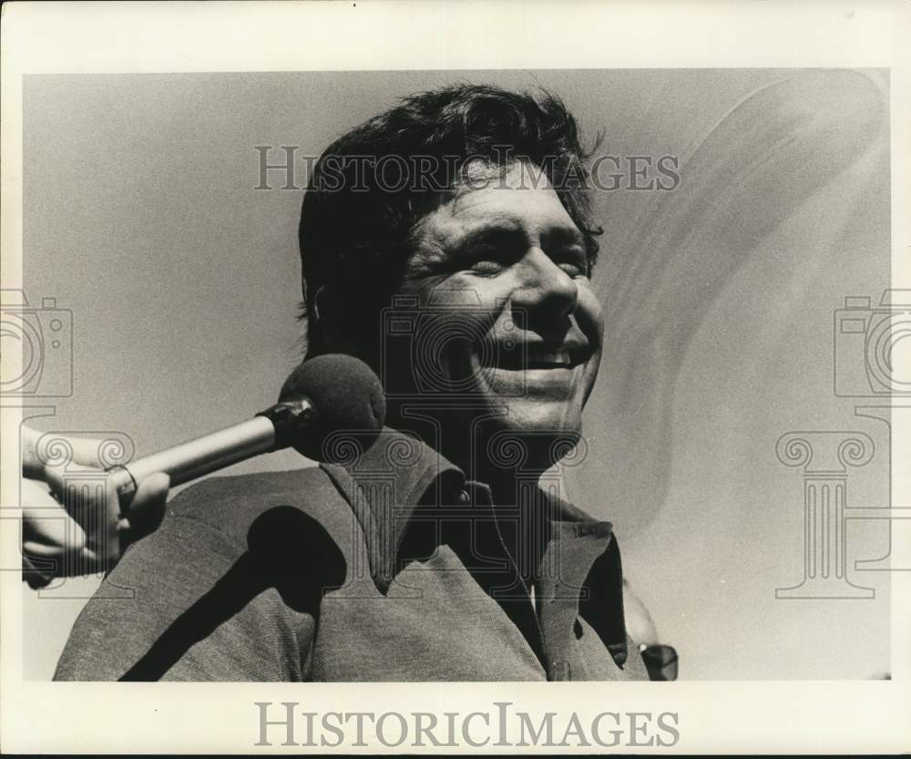 1974 Press Photo Golf player Lee Trevino talks to a reporter - noc87374- Historic Images