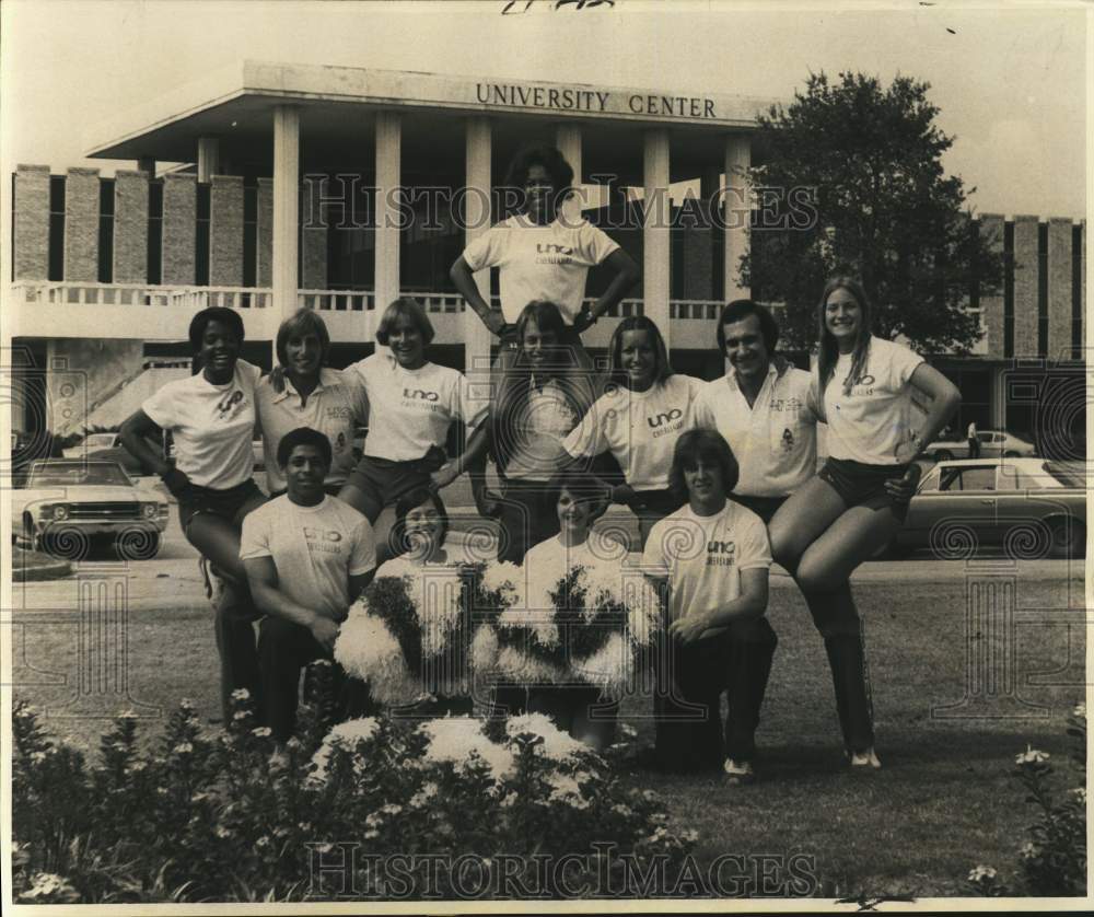 1976 Press Photo University of New Orleans cheerleaders pose outside building- Historic Images