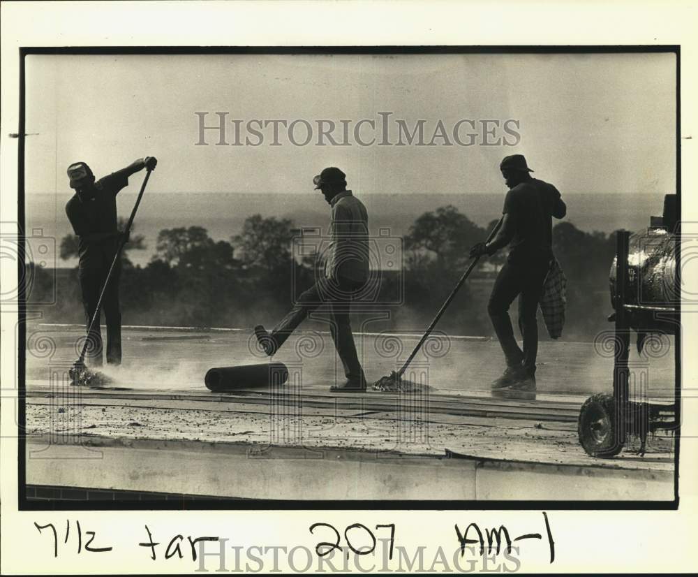 1984 Press Photo Mackie Roofing workers put down hot asphalt on the UNO campus- Historic Images