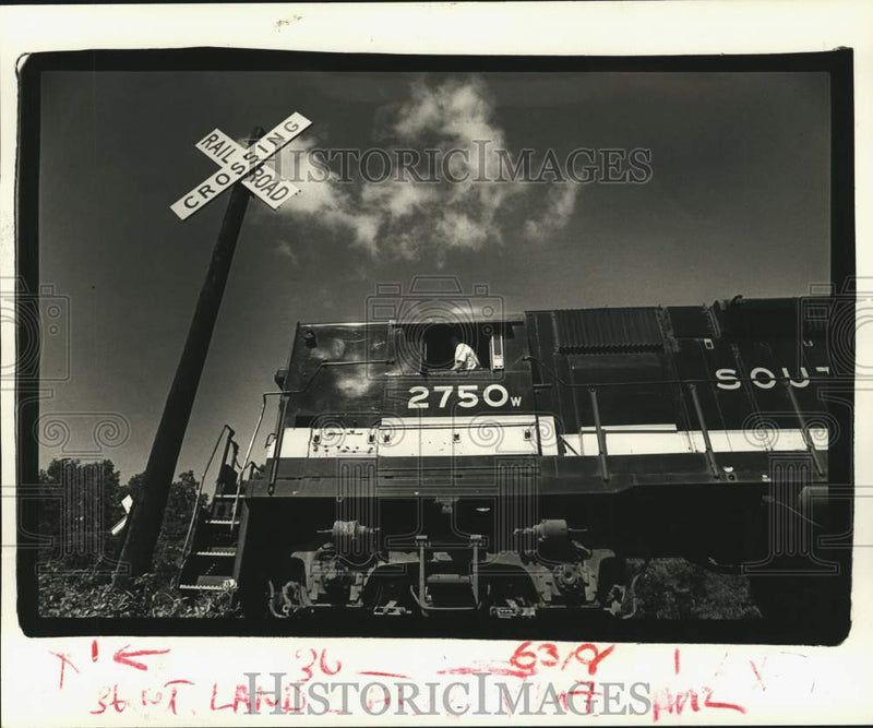 Load image into Gallery viewer, 1985 Press Photo A train approaches the intersection at Spiehler Road
