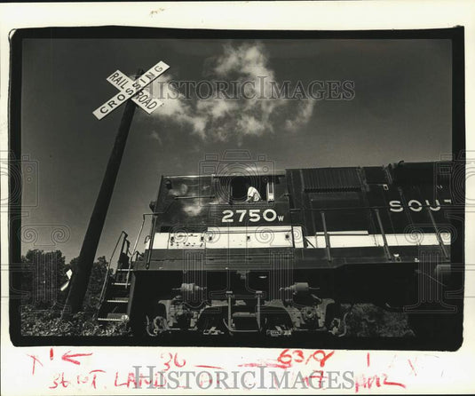 1985 Press Photo A train approaches the intersection at Spiehler Road