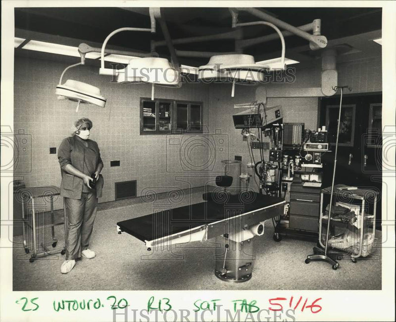 Load image into Gallery viewer, 1986 Press Photo Touro Infirmary surgery nurse inside new surgery suite
