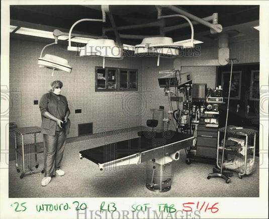 1986 Press Photo Touro Infirmary surgery nurse inside new surgery suite