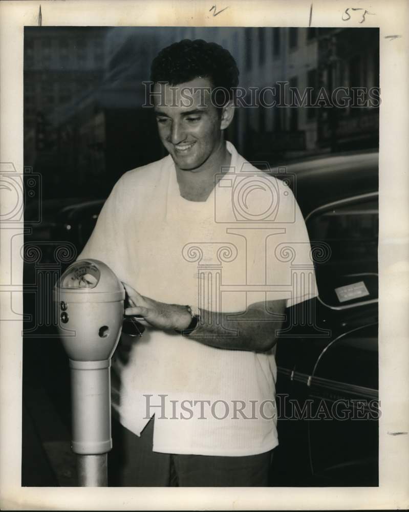 Load image into Gallery viewer, 1949 Press Photo Raymond Gannuch gets free parking at City Hall - noc87918
