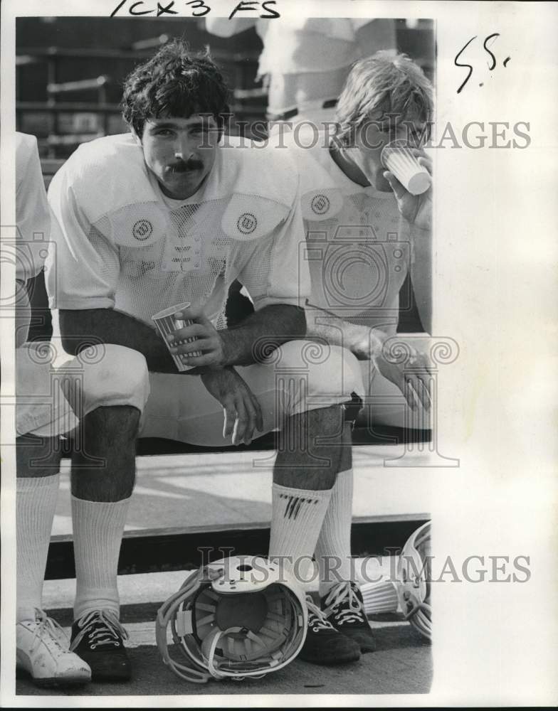 1975 Press Photo Quarterback player Buddy Gilbert on bench with football team- Historic Images