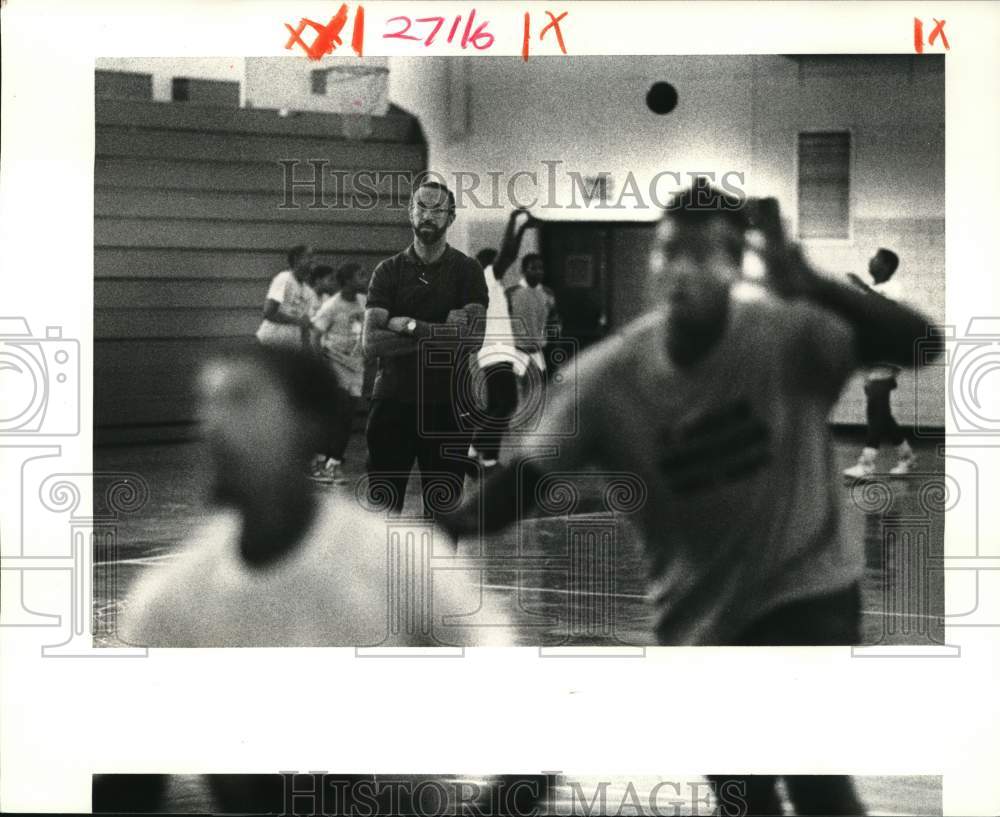 1987 Press Photo Bernard Griffin, St. Aug basketball coach, during team practice- Historic Images