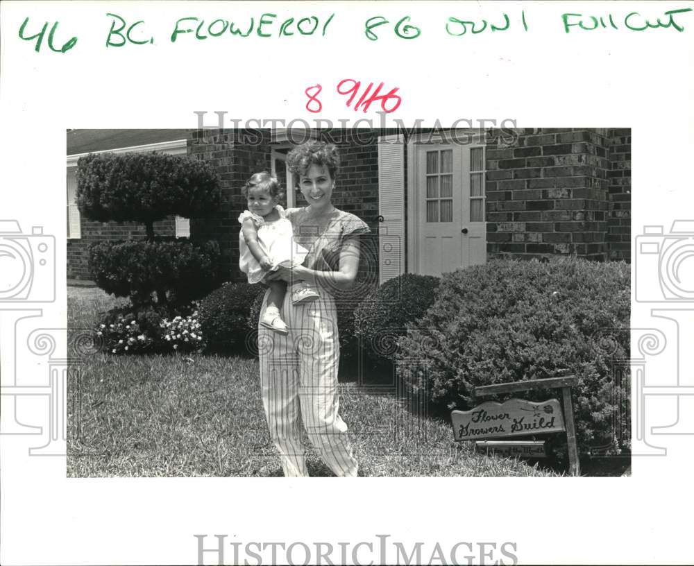 1986 Press Photo Carolyn Goodwyn with granddaughter at her Queens Court home - Historic Images