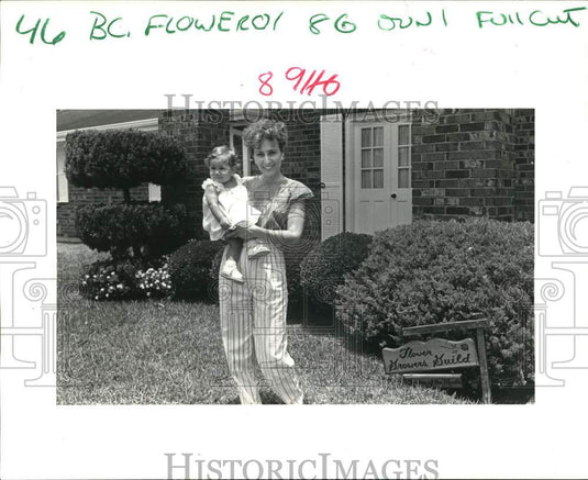 1986 Press Photo Carolyn Goodwyn with granddaughter at her Queens Court home - Historic Images