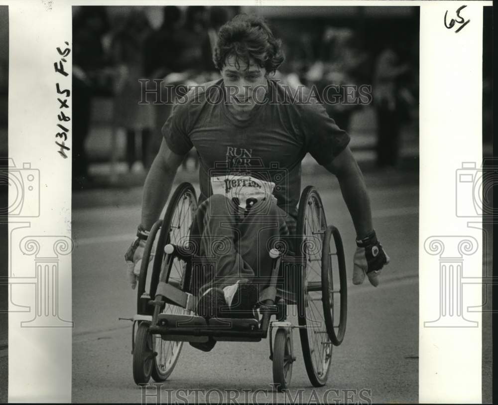 1980 Press Photo Bobby Hall, Mardi Gras Marathon Wheelchair Winner, in action- Historic Images